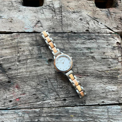 Elegantné dámske hodinky Petite Perle z olivového dreva. Priemer 30 mm, ideálne pre jemné zápästie. Luxusné drevené balenie v cene