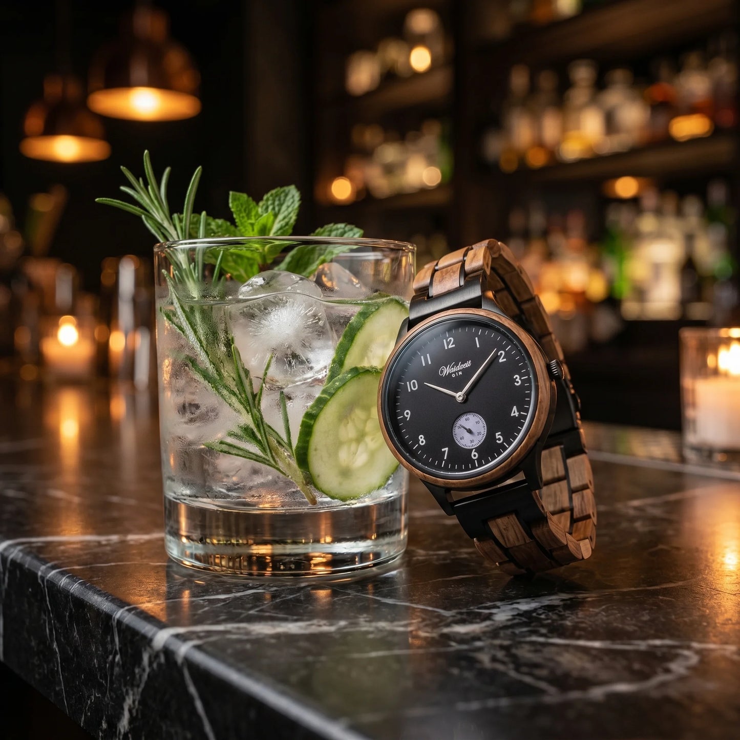 Dámske drevené hodinky Gin Black Berry – lifestylová fotografia pri džinovom koktaile s uhorkou, ľadom a bylinkami