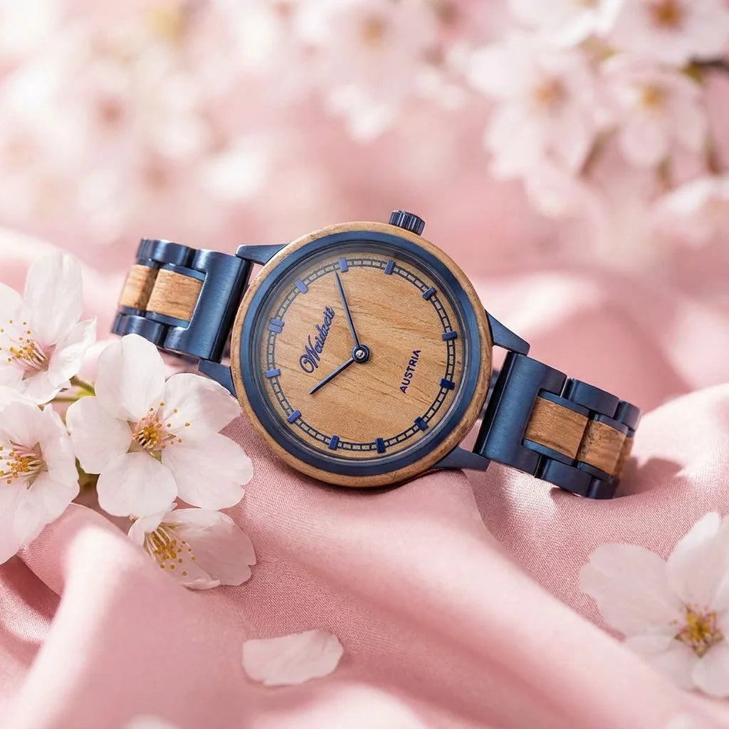 Dámske drevené hodinky Petite Bleu – lifestylová fotografia na bielych čerešňových kvetoch s hodvábnou látkou