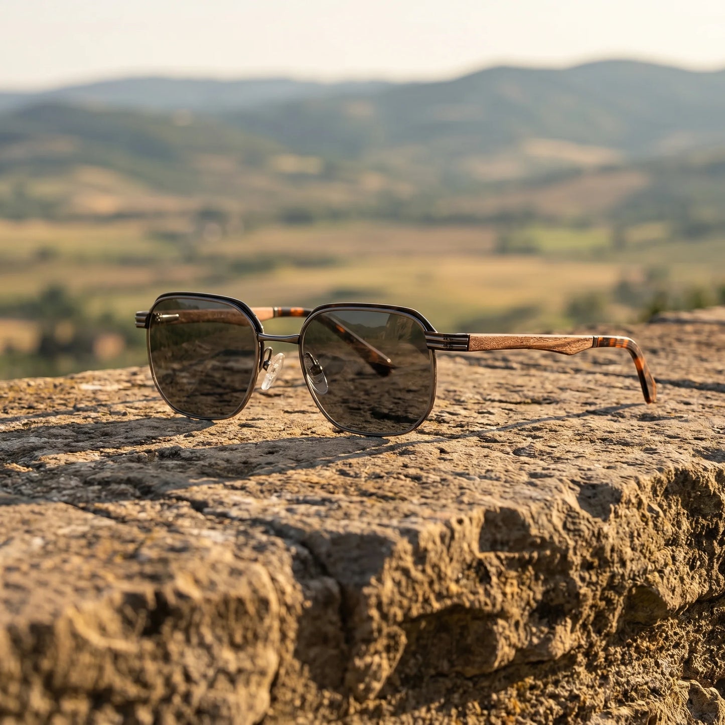 Weitblick – lifestylová fotografia na kamennej stene s panorámou letnej krajiny