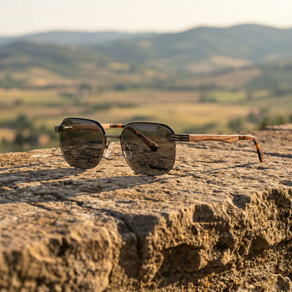 Weitblick – lifestylová fotografia na kamennej stene s panorámou letnej krajiny