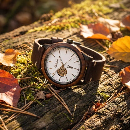 Pánske drevené automatické  hodinky GAMSKAR LEATHER – lifestylová fotografia na machom porastenom kmeňi obklopenom jesenným lístím