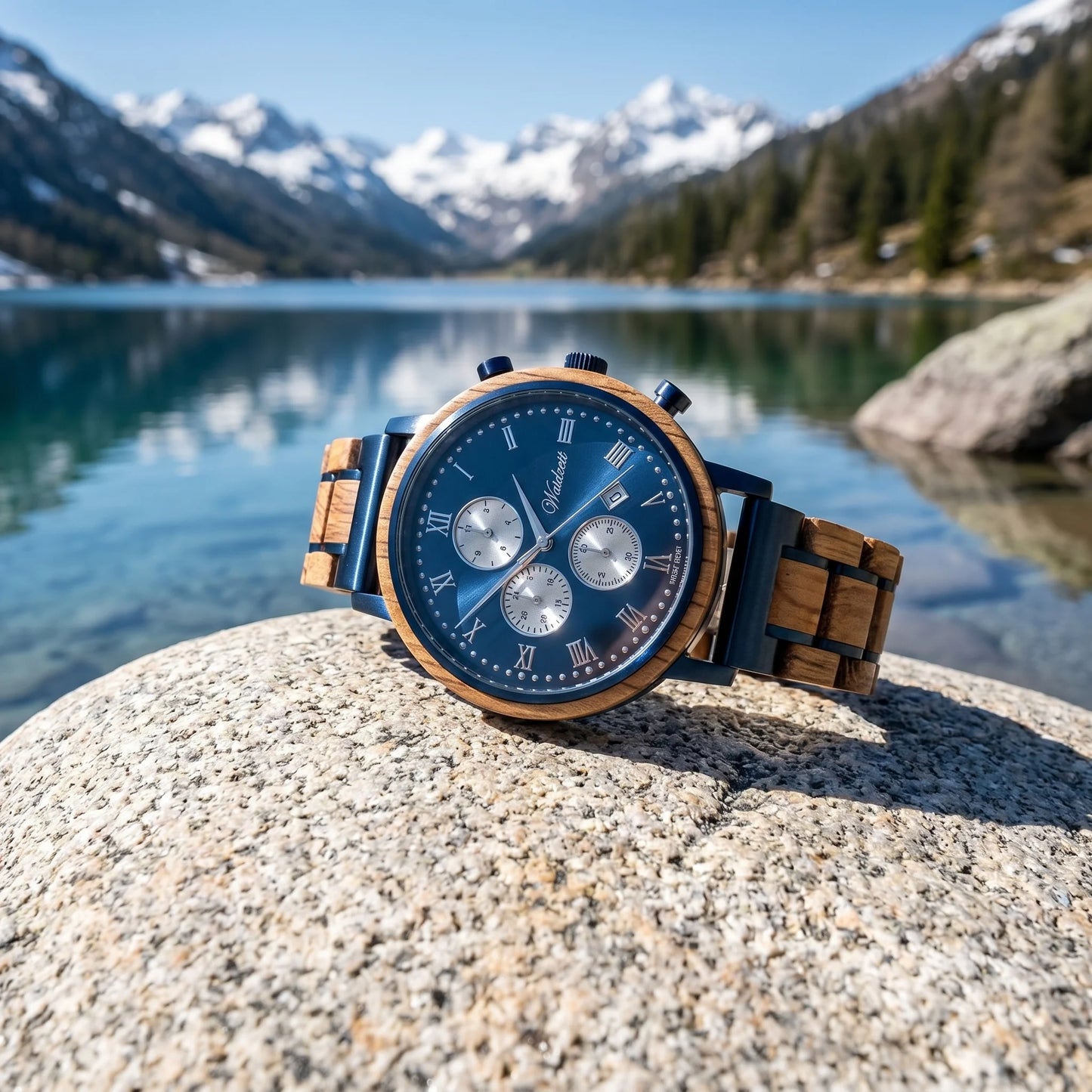 Pánske drevené hodinky Swiss Mountain Navy – lifestylová fotografia pri alpskom jazere so zasneženými vrcholmi v pozadí
