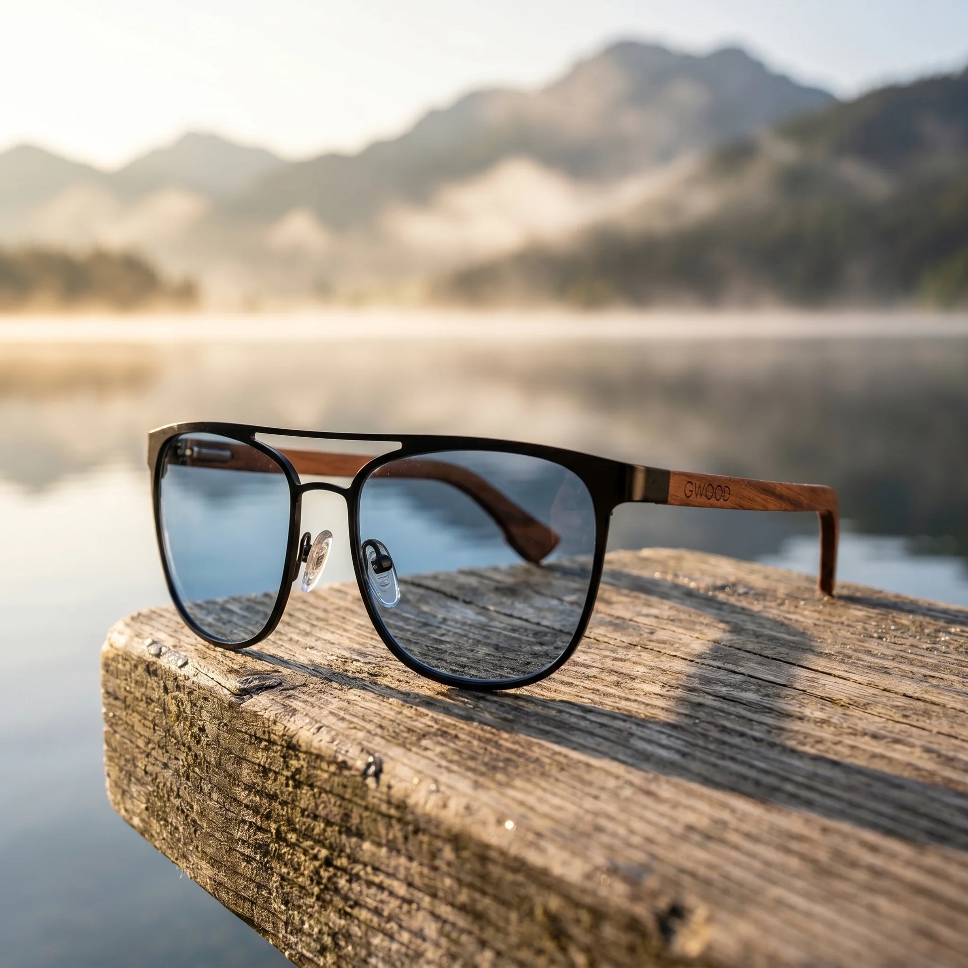 Seeblick Santal – lifestylová fotografia na drevenom móle pri pokojnom alpskom jazere