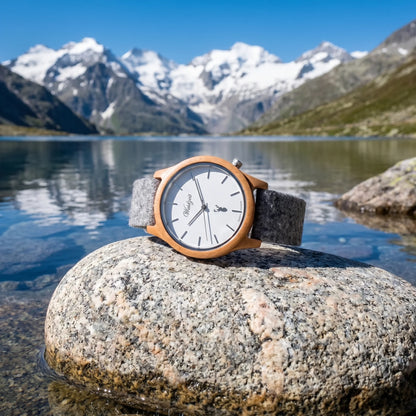 Unisex drevené hodinky Alpin Dachstein – lifestylová fotografia pri alpskom jazere so zasneženými vrcholmi v pozadí