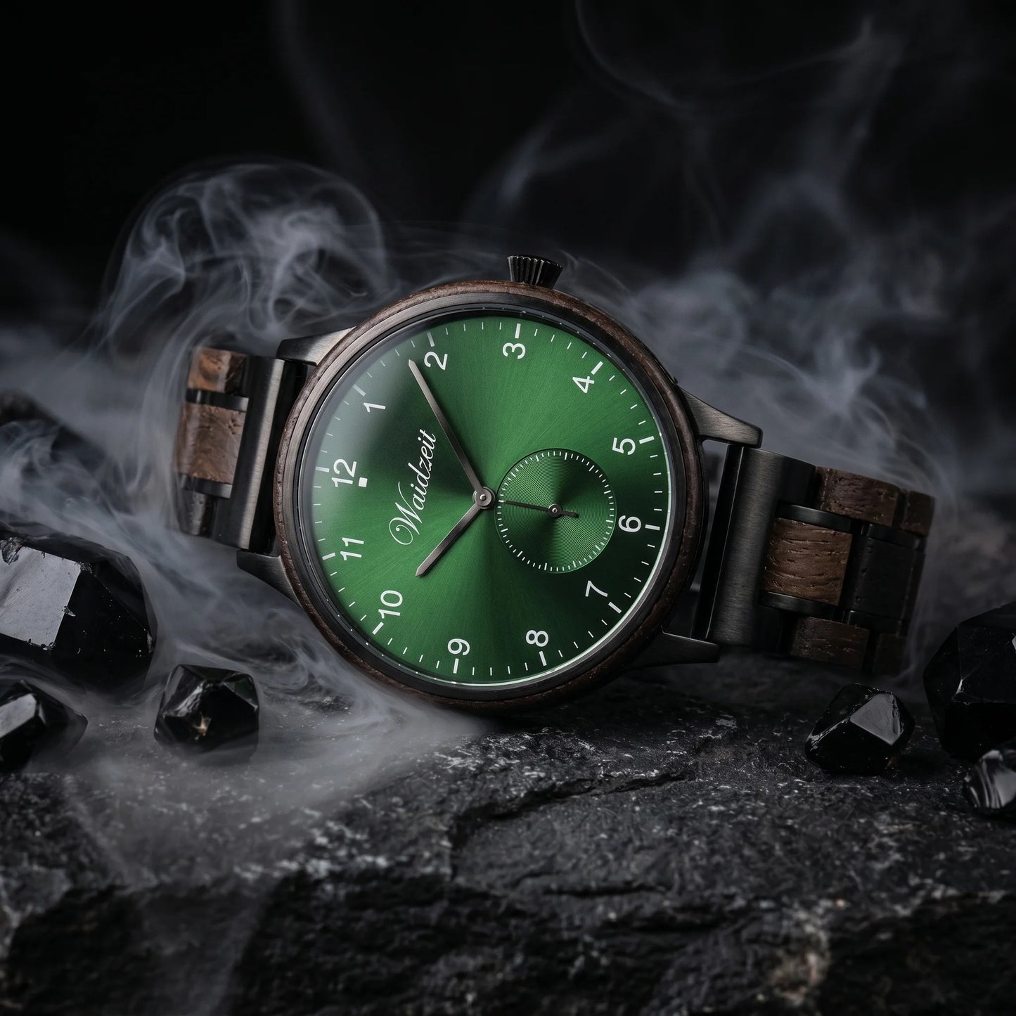 Unisex drevené hodinky Mystic Green – lifestylová fotografia na tmavom kameni s mystickým závojom dymu