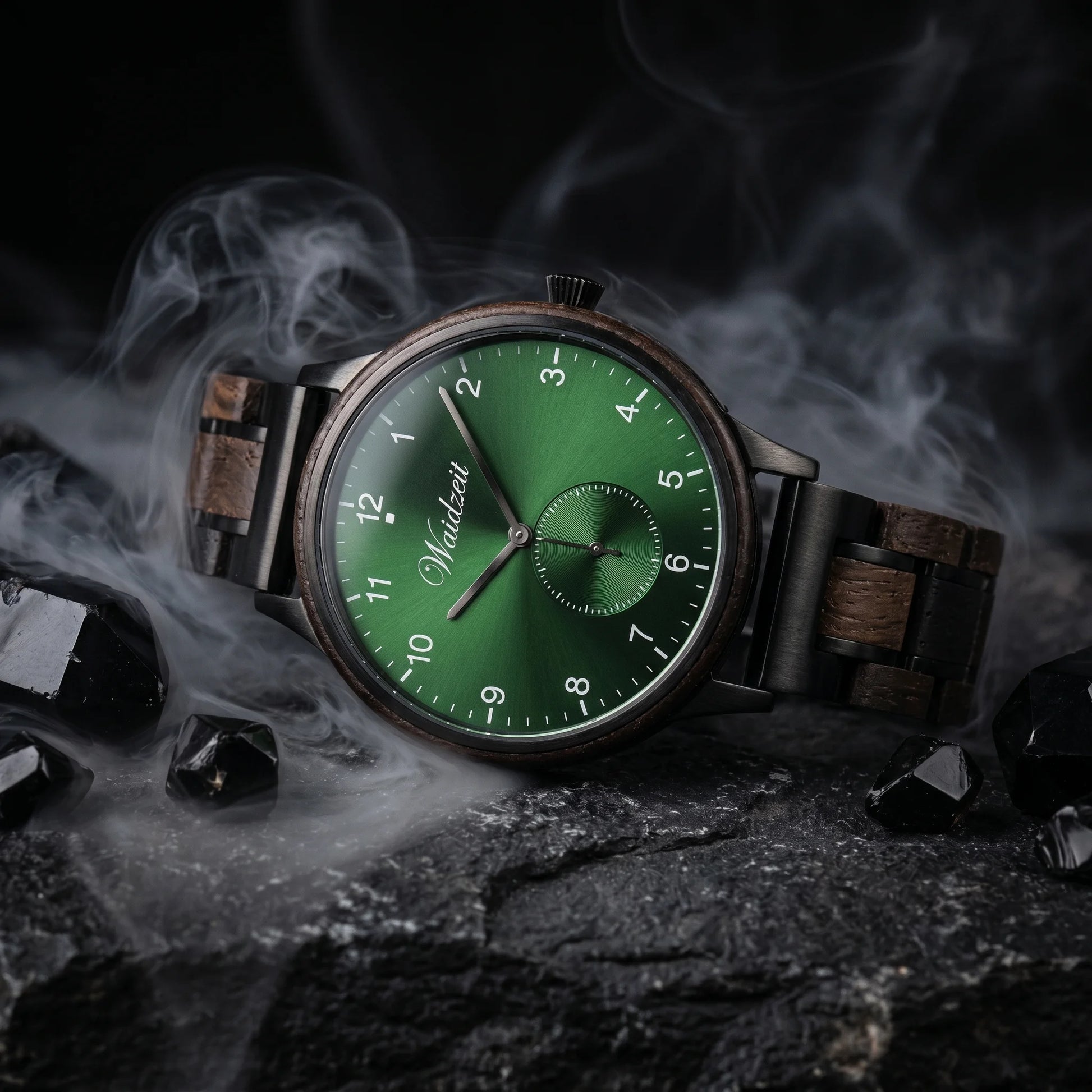 Unisex drevené hodinky Mystic Green – lifestylová fotografia na tmavom kameni s mystickým závojom dymu