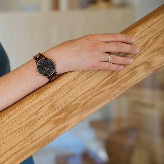Drevené hodinky Waidzeit Cherry Black na ruke – jemný ženský dizajn s prírodným šarmom
