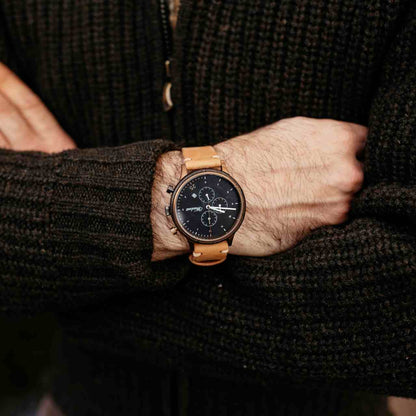 Drevené hodinky Waidzeit Barista Espresso Leather na ruke – spojenie prírodného dizajnu, bronzovej elegancie a lásky ku káve