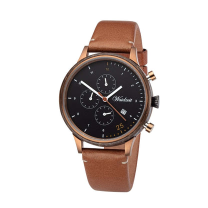 Drevené hodinky Waidzeit Barista Espresso Leather – elegantné pánske hodinky z močiarného duba s čiernym chronografickým ciferníkom, bronzovými detailmi a koženým remienkom, inšpirované talianskym espressom