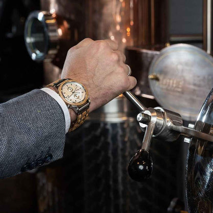 Drevené hodinky Waidzeit Beer Silver na ruke – elegantný pánsky model z pivného suda s ciferníkom v odtieňoch piva a ocele