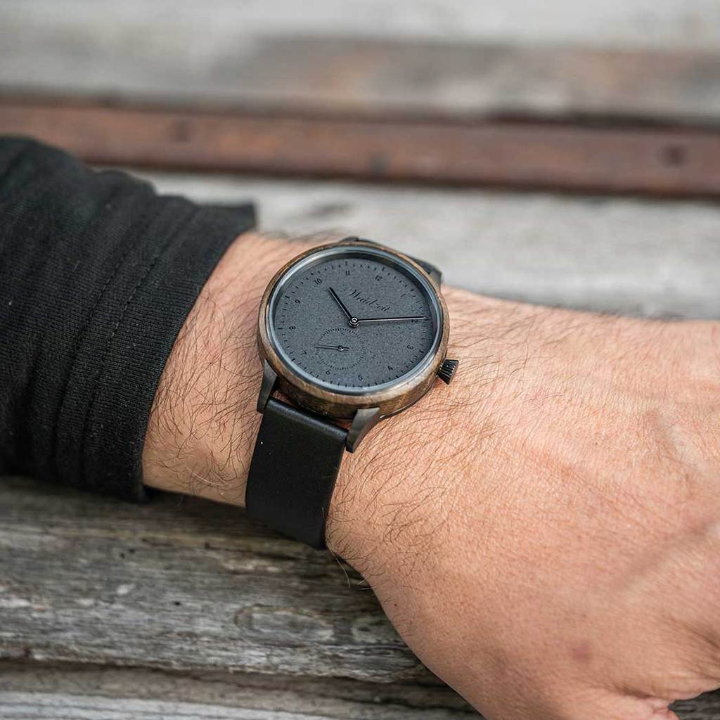 Drevené hodinky Waidzeit Mystik Black Leather v prírode – pánske hodinky z močiarného duba a čiernej ocele, symbol elegancie a prírodnej histórie