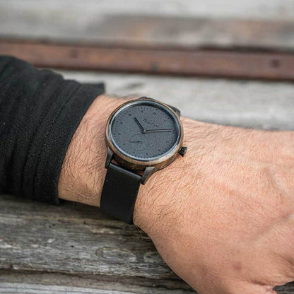 Drevené hodinky Waidzeit Mystik Black Leather v prírode – pánske hodinky z močiarného duba a čiernej ocele, symbol elegancie a prírodnej histórie